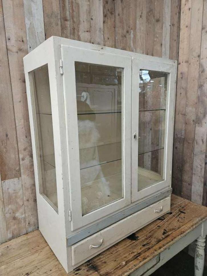 brocante vitrinekast ``WOONWINKEL RUSTIEK``, Antiek en Kunst, Curiosa en Brocante, Ophalen