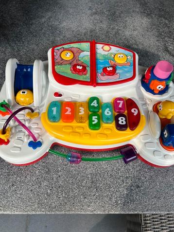 Speelgoedpiano en activiteiten speeltje beschikbaar voor biedingen