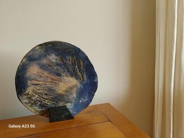 Modern keramisch stukwerk met blauwe schrijf beschikbaar voor biedingen