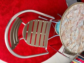 Twee fijne Capucino-stoeltjes met broc. tafel beschikbaar voor biedingen