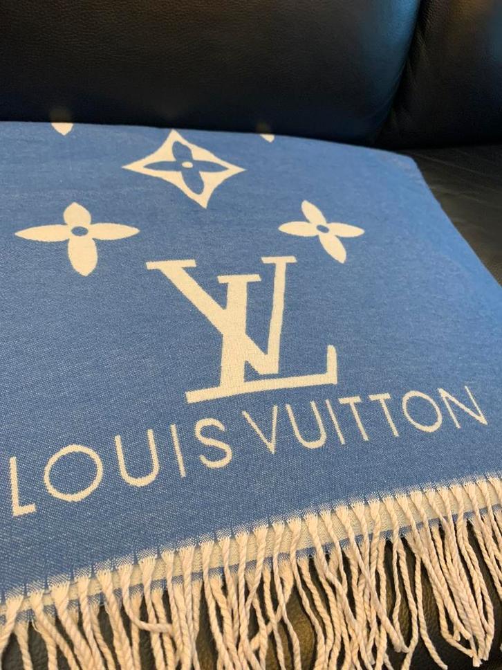 Brand new LVscarf large-scale Flowers in blue, Kleding | Dames, Mutsen, Sjaals en Handschoenen, Nieuw, Sjaal, Maat 42/44 (L), Ophalen of Verzenden