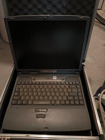 Toshiba Laptop + Stevige Koffer & Accessoires beschikbaar voor biedingen