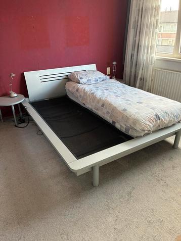 Bed Avek 160x200, ombouw + 2 verstelbare spiraalbodems beschikbaar voor biedingen