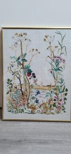 Prachtig geborduurd tafereel met wilde bloemen gouden lijst, Hobby en Vrije tijd, Borduren en Borduurmachines, Ophalen of Verzenden