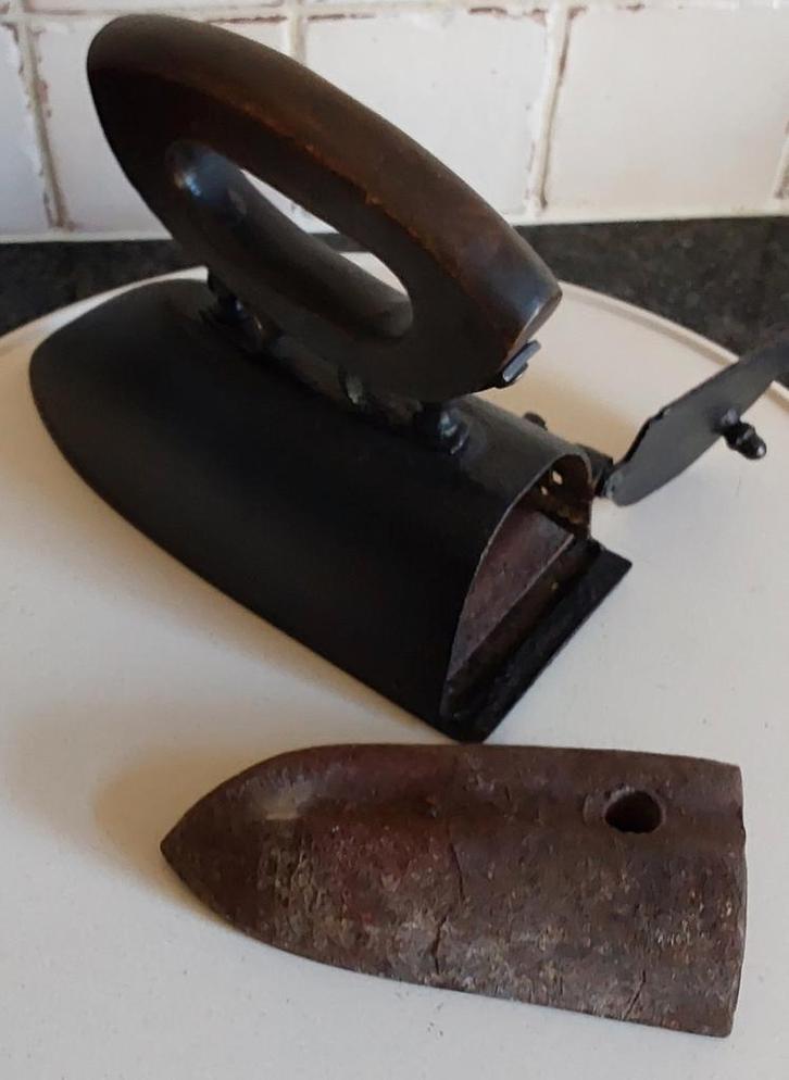 Oud Strijkijzer met IJzeren Vuursteen, Antiek en Kunst, Antiek | Woonaccessoires, Ophalen of Verzenden
