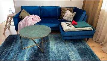 Blauw bankstel beschikbaar voor biedingen