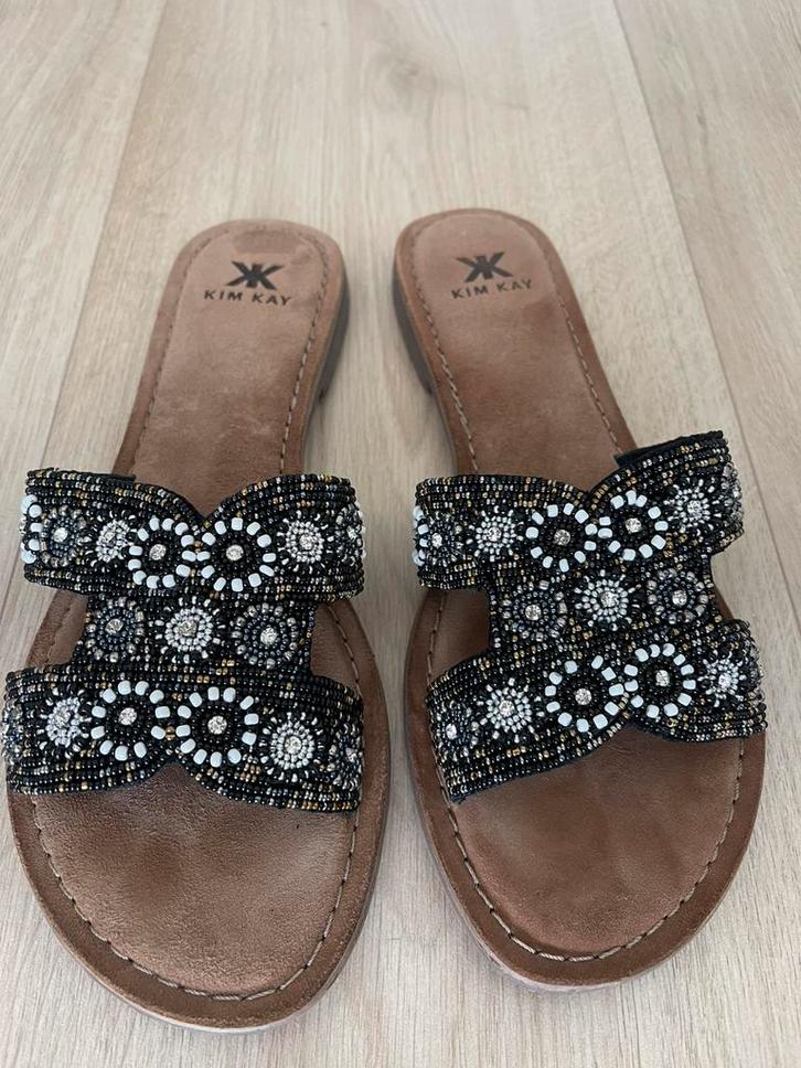 KIM KAY slippers met kralen | zwart / wit, Kleding | Dames, Schoenen, Nieuw, Zwart, Ophalen of Verzenden