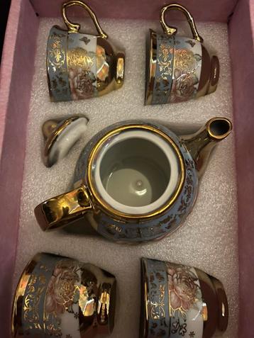 Theepot met 4 kleine kopjes beschikbaar voor biedingen