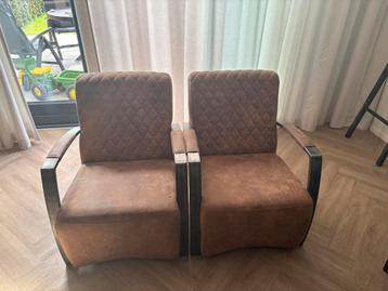 2 congnac kleurige stoelen beschikbaar voor biedingen