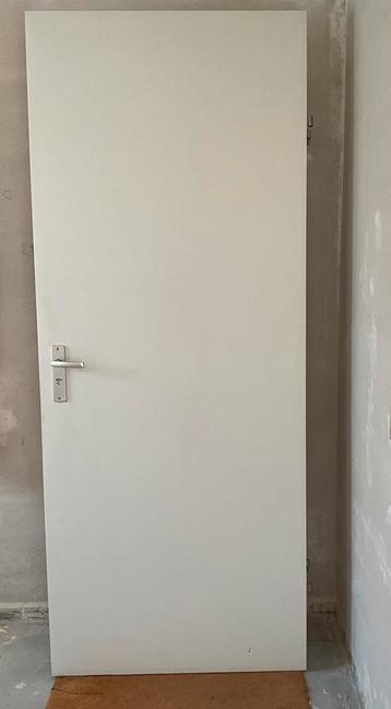 Rechtsdraaiende opdekdeur met deurbeslag en slot beschikbaar voor biedingen