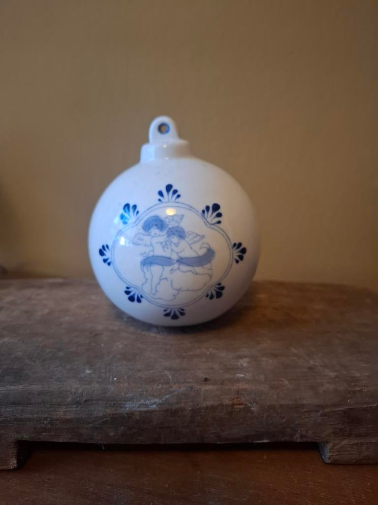 Delfts blauwe kerstbal met engeltjes, Ophalen of Verzenden, Zo goed als nieuw, Rond, Overige materialen