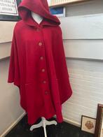 Prachtige cape van mooi wol met mooie knoopen, Maat 42/44 (L), Ophalen of Verzenden, Zo goed als nieuw, Rood