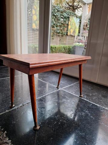 Vintage Retro Tafeltje met koperen pootjes  beschikbaar voor biedingen