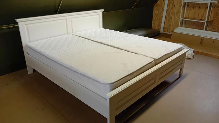 Twee persoons landelijk houten bed met matrassen, Huis en Inrichting, Slaapkamer | Bedden, Zo goed als nieuw, Tweepersoons, 180 cm