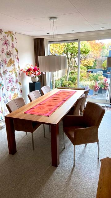 Complete eethoek - noten hout met alcantara stoelen beschikbaar voor biedingen