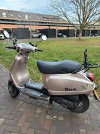 Riva scooter geel plaatje, Fietsen en Brommers, Ophalen of Verzenden, Zo goed als nieuw, Benzine, Overige merken
