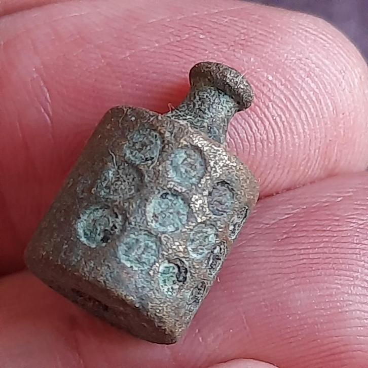 Bodemvondst Friesland: Klein Gewichtje Rijk Gekeurd, Antiek en Kunst, Antiek | Overige Antiek, Verzenden