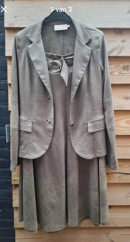 Grijze blazer plus rok van het merk Helena Hart, maat M, Kleding | Dames, Jasjes, Kostuums en Pakken, Zo goed als nieuw, Jasje