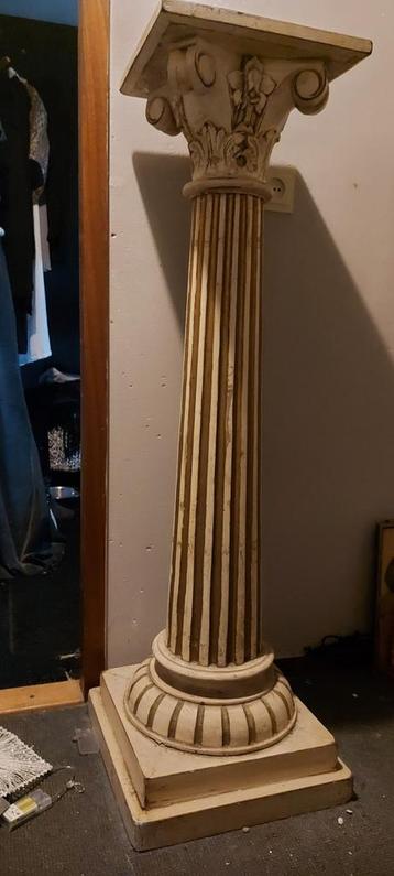 Mooie zuil/pilaar/planttafel van hout  beschikbaar voor biedingen