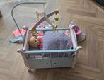 Pop met bedje en accessoires, Kinderen en Baby's, Speelgoed | Poppen, Ophalen, Gebruikt, Babypop