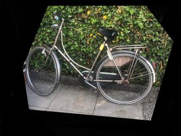 Damesfiets zonder versnellingen met gebruikerssporen. beschikbaar voor biedingen