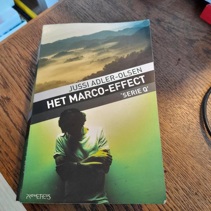 Jussi Adler Olsen - Het macro effect, Boeken, Thrillers, Zo goed als nieuw, Scandinavië, Ophalen of Verzenden
