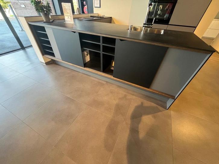 Kvik Prato keuken l Donker grijs l Schiereiland, Huis en Inrichting, Keuken | Complete keukens, Nieuw, Hoekkeuken, Grijs, Overige materialen