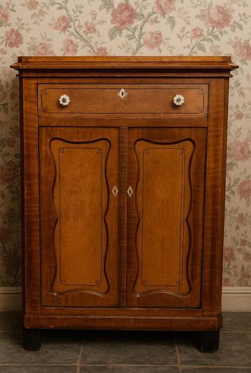 Biedermeier meidenkast antiek brocante. beschikbaar voor biedingen