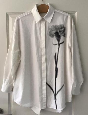 DESIGUAL witte blouse met grote zwarte bloem beschikbaar voor biedingen