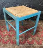 Vintage bohemian houten kruk rieten zitting blauw Ibiza, Huis en Inrichting, Ophalen, Gebruikt, Overige materialen