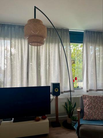 Booglamp (met rotan kap) beschikbaar voor biedingen