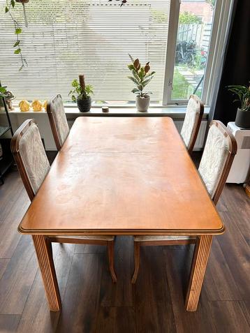 Retro eettafel set met vier stoelen beschikbaar voor biedingen