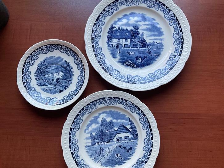 BOERENHOEVE/2 borden en 1 schotel, Huis en Inrichting, Keuken | Servies, Zo goed als nieuw, Bord(en), Overige stijlen, Aardewerk