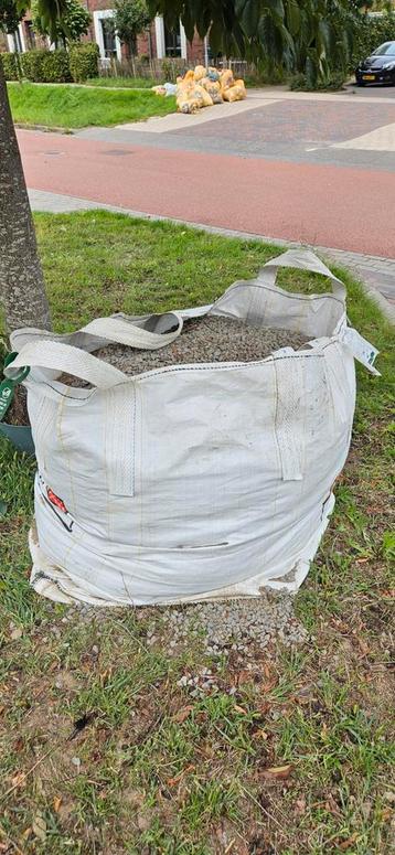 Gratis schoon grind – ¾ block bag af te halen beschikbaar voor biedingen