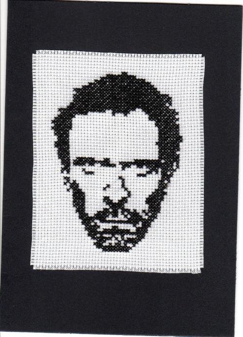 kaart met geborduurde dr. House, Hugh Laurie (818), Hobby en Vrije tijd, Kaarten | Zelfgemaakt, Nieuw, Man of Vrouw, Ophalen of Verzenden