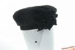Flexibele cocktailhoed zwart met stukje voile 56-57, Kleding | Dames, Hoeden en Petten, Ophalen of Verzenden, Zo goed als nieuw