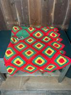 Vintage jaren 70 rood geel groene gehaakte bed sprei/ deken, Huis en Inrichting, Woonaccessoires | Plaids en Woondekens, ?, Zo goed als nieuw