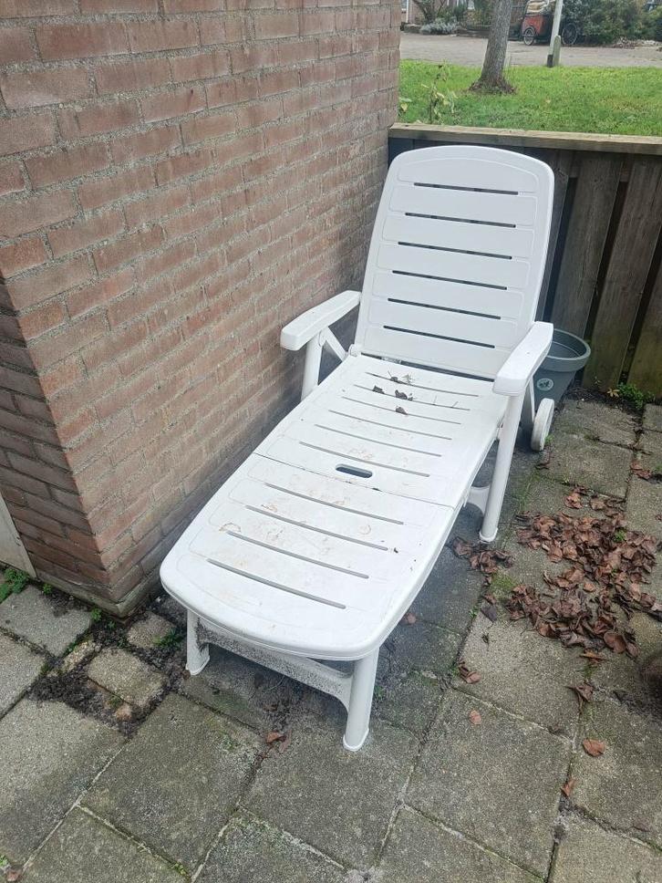 Ligbed wit tuinstoel, Tuin en Terras, Ligbedden, Gebruikt, Kunststof, Verstelbaar, Ophalen
