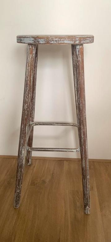 Houten hoge kruk beschikbaar voor biedingen