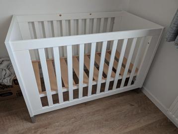 Ledikant met matras beschikbaar voor biedingen