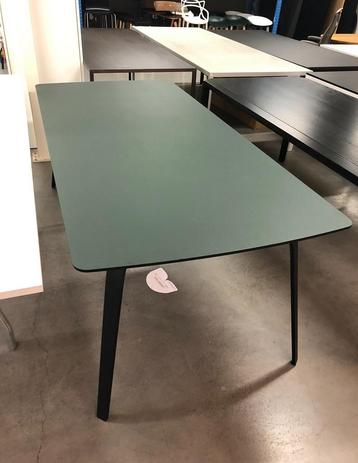 Houe Float Eettafel - Modern & Donkergroen beschikbaar voor biedingen