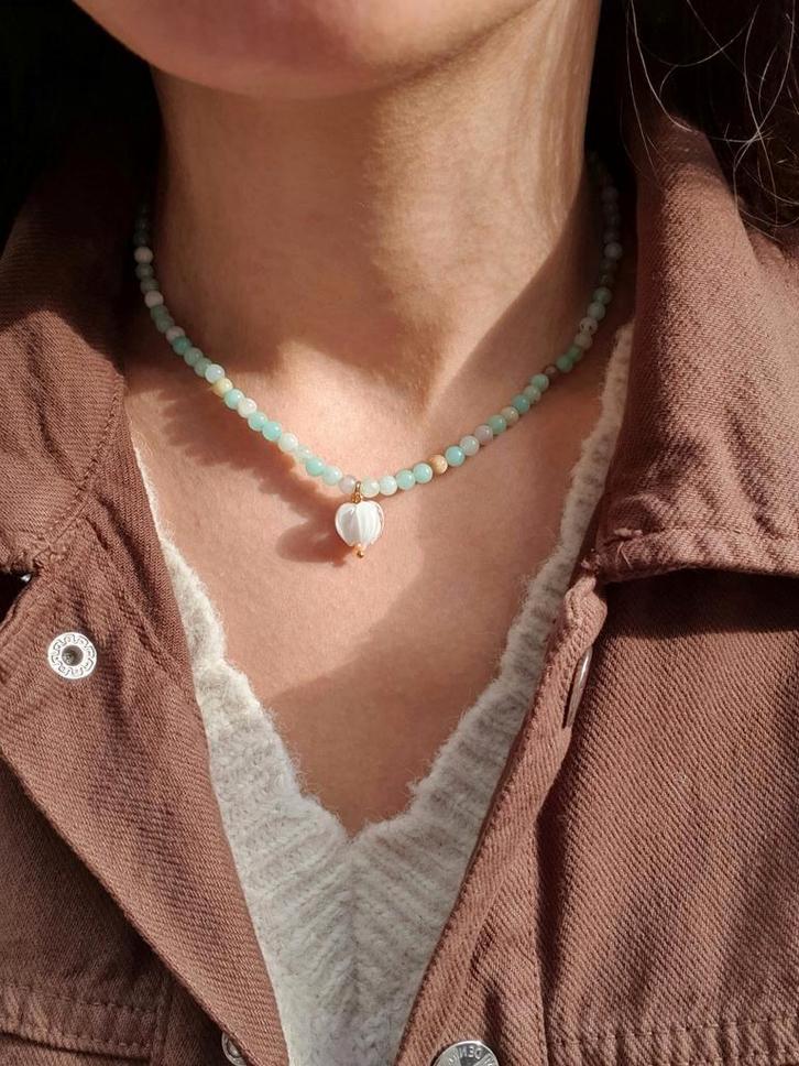 Mooie handgemaakte halsketting met een Bloemetje hanger, Sieraden, Tassen en Uiterlijk, Enkelbandjes en Enkelkettinkjes, Zo goed als nieuw