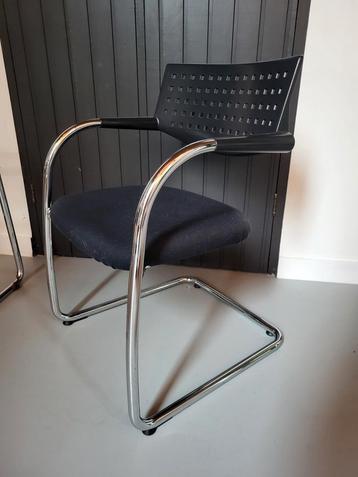 Twee zwarte Vitra stoelen beschikbaar voor biedingen