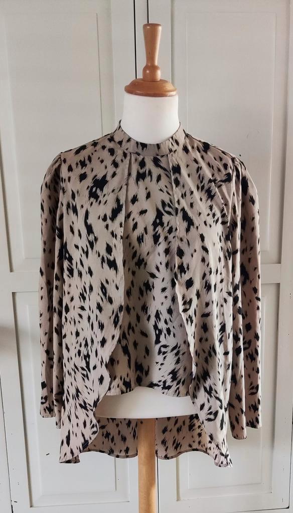 Stretch blouse met volants en print maat 44, Kleding | Dames, Blouses en Tunieken, Zo goed als nieuw, Maat 42/44 (L), Beige, Ophalen of Verzenden