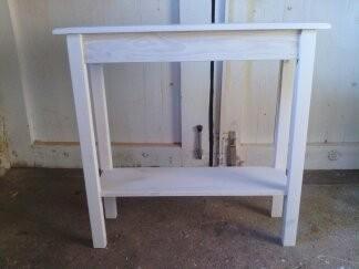 Nieuwe smalle sidetable,mooi en niet duur. beschikbaar voor biedingen