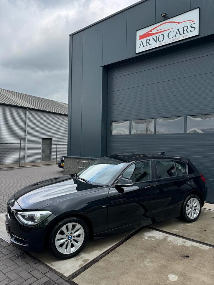 BMW 1-Serie 116i 5DR Aut8 2012 Zwart - COMPLEET IN ORDE, Auto's, BMW, Bedrijf, ABS, Airbags, Airconditioning, Alarm, Bluetooth