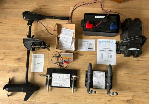 Fluistermotor met accu, lader en motorsteunen. Meteen varen, Watersport en Boten, Accessoires en Onderhoud, Zo goed als nieuw