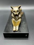 Liggende bronzen kat op een marmeren voet., Antiek en Kunst, Ophalen of Verzenden