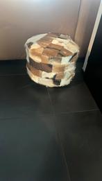 Mooie poef, van echte koeienhuid, Ophalen, Zo goed als nieuw, Rond, Minder dan 50 cm