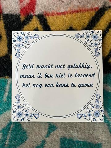 Houten wandtegel met tekst “Geld maakt niet gelukkig…” beschikbaar voor biedingen